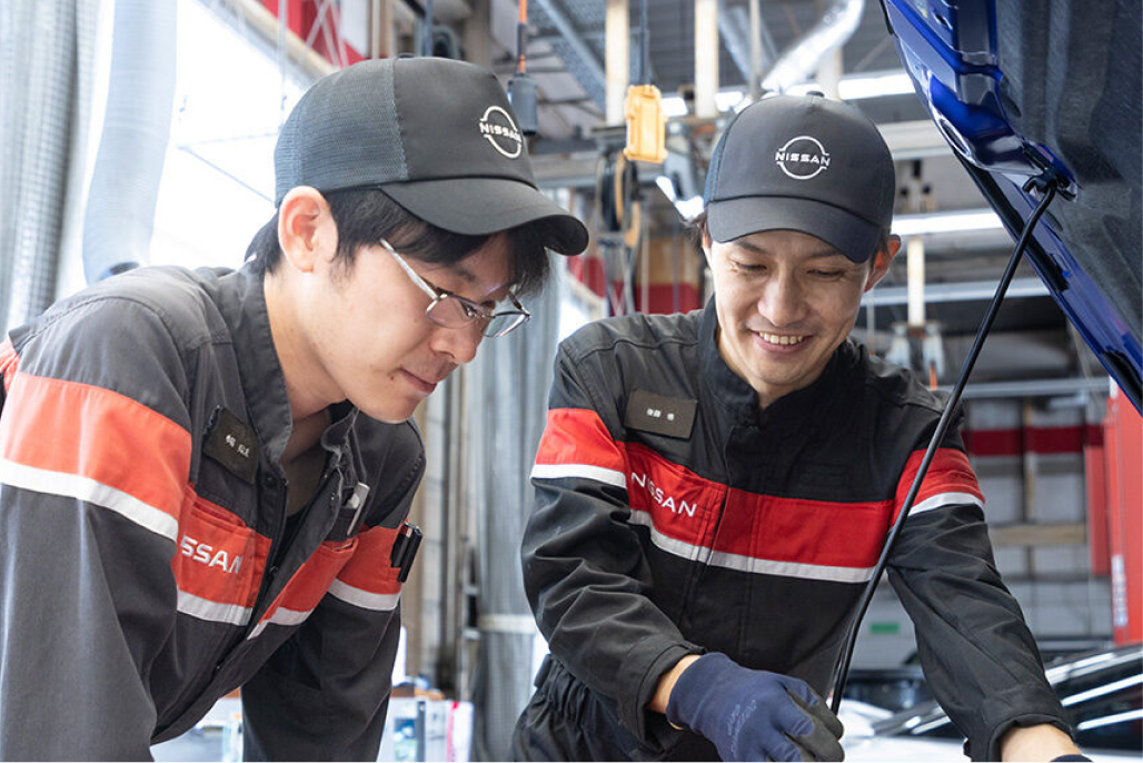 最新設備で整備するスタッフ